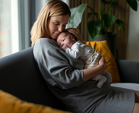 new mom experiencing post partum hair loss