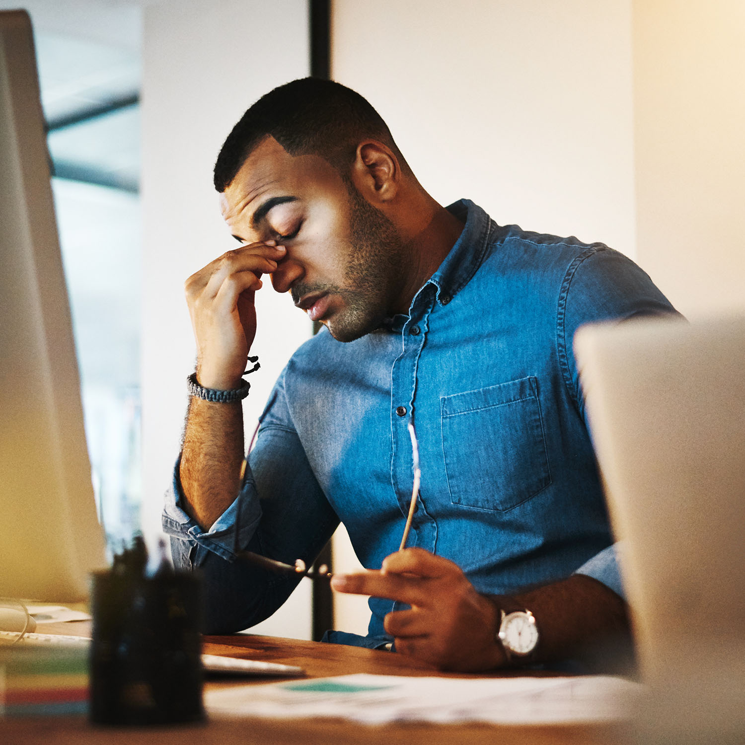 man at desk experiencing brain fog